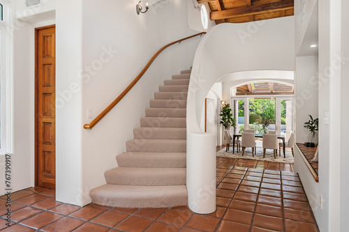 Foto the entrance of this house is a very fancy space with staircases and white walls