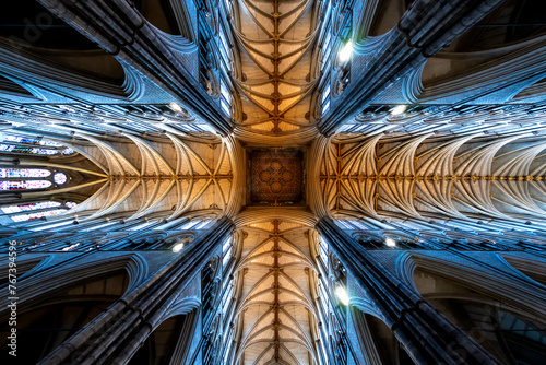 Obraz na plátně architectural photo of the cross vaulted ceiling of westminster abbey with the blue hour light facing the yellow artificial light
