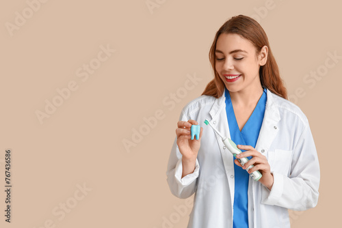 Female dentist with electri...