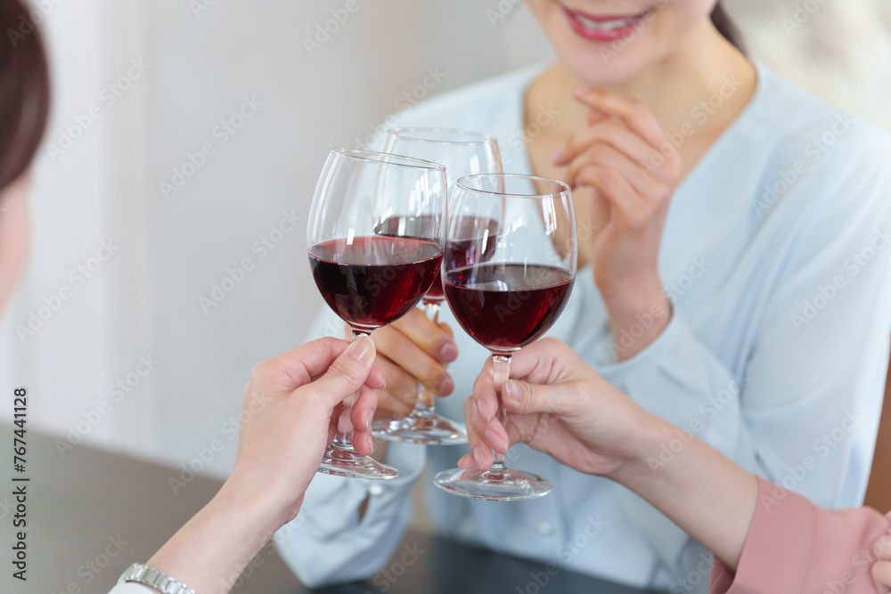 ワインで乾杯をする女性の手元 ワインで乾杯をする女性の手元