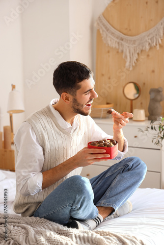 Handsome man eating heart-s...