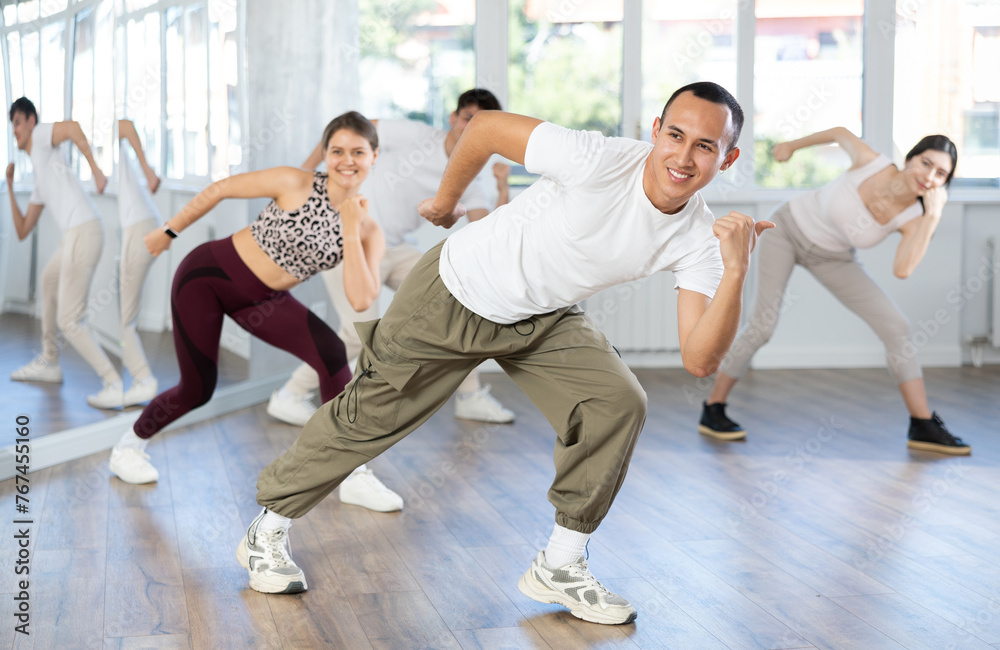 Obraz premium Team of dancers performing swing dance in ball room