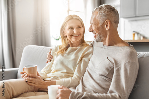 Fotografi Couple sharing a moment with coffee cups