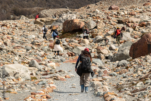 Grupo de caminhantes explorando trilha de montanha rochosa. photo