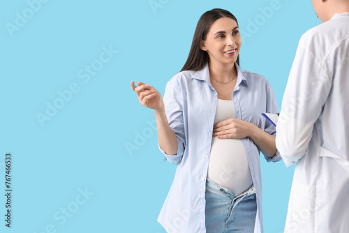 Young pregnant woman talkin...