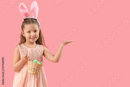 Smiling little girl in bunn...