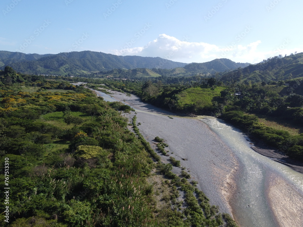 Rio sureño entre montañas Rio sureño entre montañas