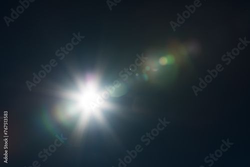 Foto 空に光る太陽、映り込むフレア