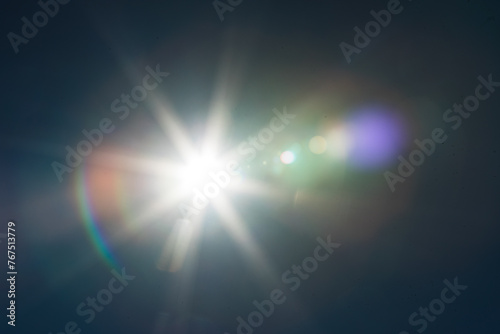空に輝く太陽、映り込むフレア