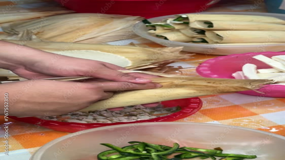 mujer mexicana haciendo tamales con harina de maiz, comida tipica mexicana