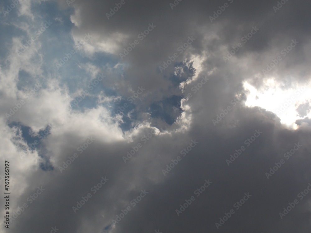 Obraz premium The sun hides behind dark clouds