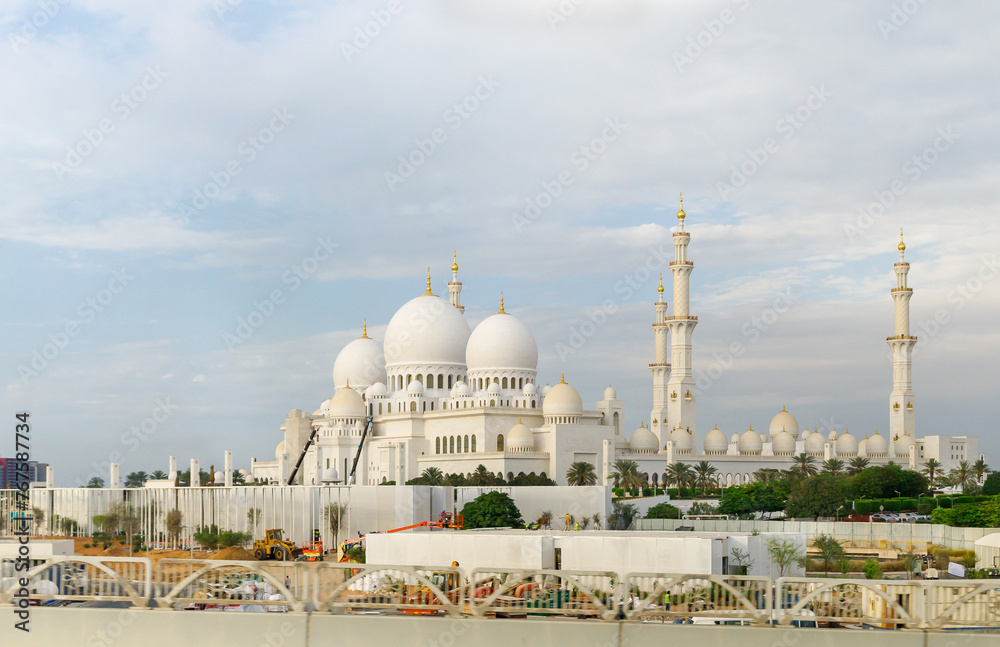 Obraz premium View from the window of a tourist bus on the Sheikh Zayed Grand Mosque in Abu Dhabi city, United Arab Emirates