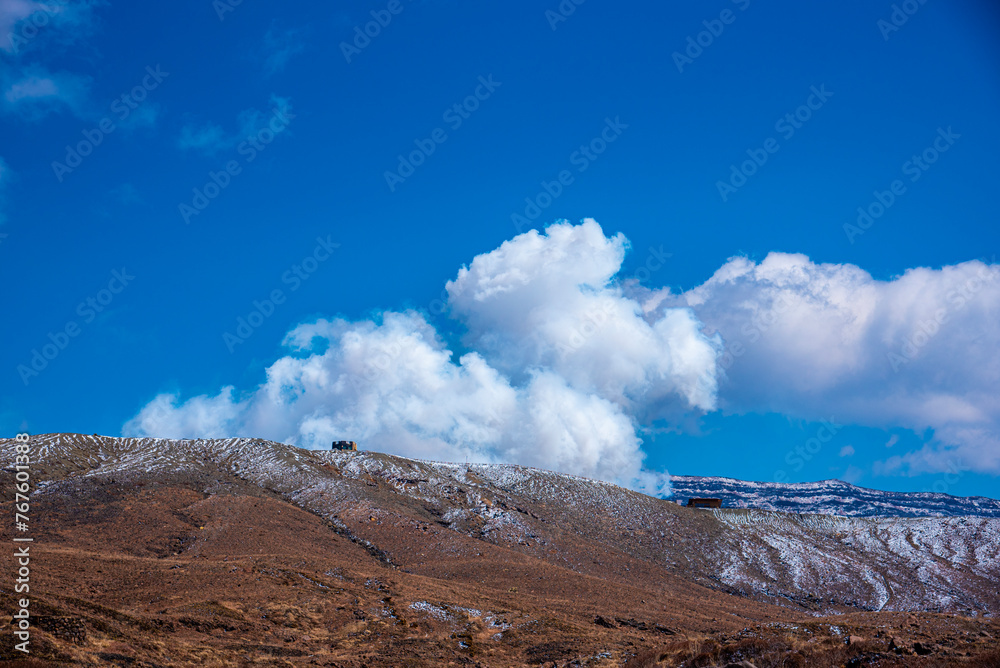 噴煙を上げる阿蘇の中岳