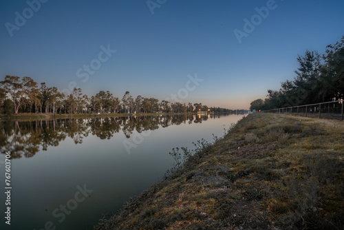 amanecer en pista de remo y canotaje virgilio uribe, méxico