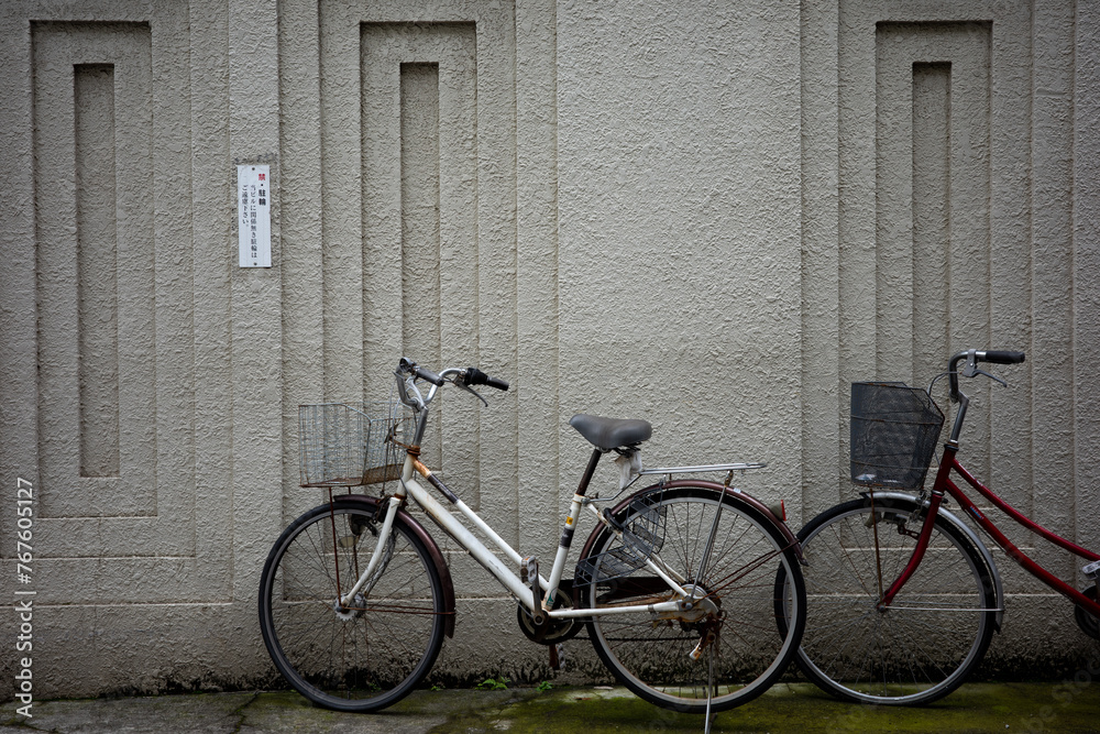 白い壁際に停めてある自転車 白い壁際に停めてある自転車
