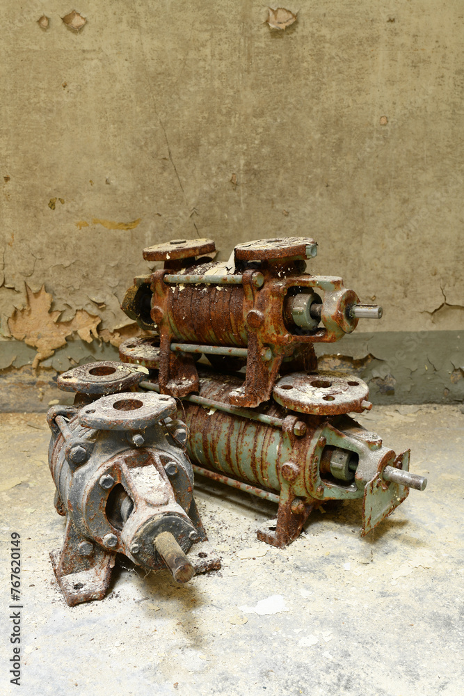 alte, rostige Pumpen in einer verlassenen Fabrik