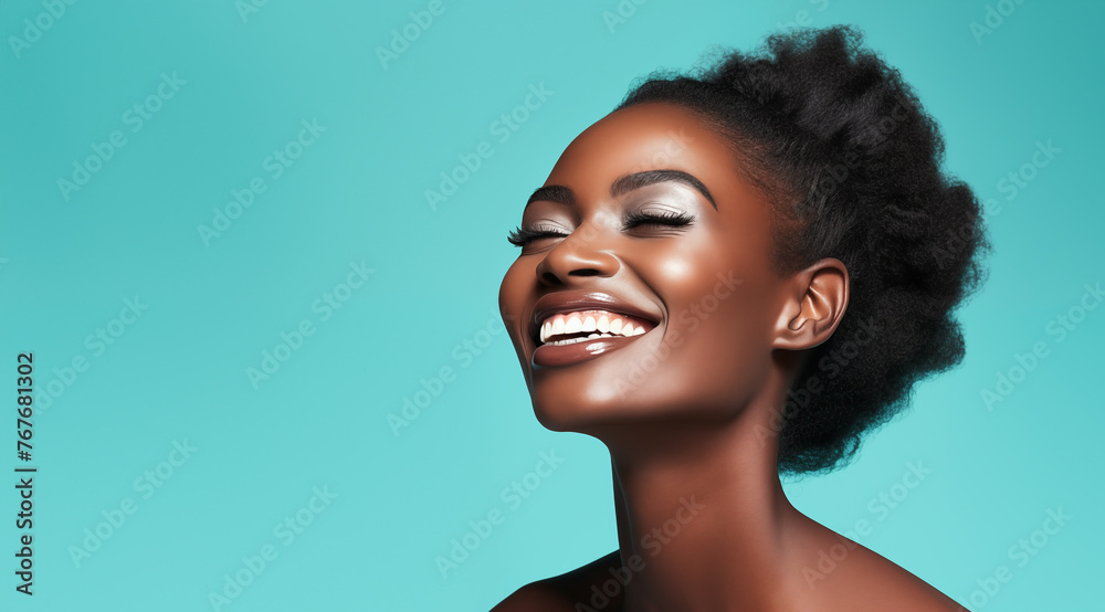 Une belle femme noire, heureuse et souriante, modèle de beauté, arrière-plan coloré, image avec espace pour texte. - obrazy, fototapety, plakaty 