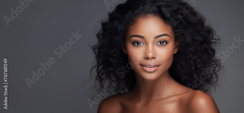 Une belle femme noire, heureuse et souriante, modèle de beauté.
