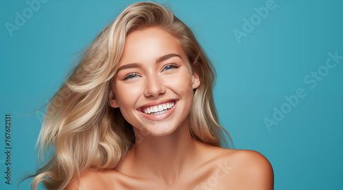 Une belle femme blonde, heureuse et souriante sous un beau ciel bleu d'été, image avec espace pour texte.