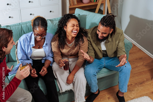 Photos Group of friends smiling and sitting on the sofa
