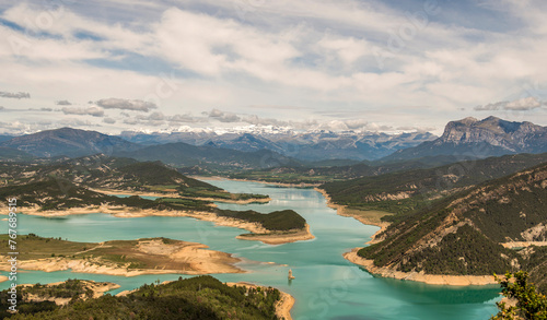 Lac de barrage de Mediano sur le Cinca vu depuis les hauteurs de Samitier, Aragon, Espagne