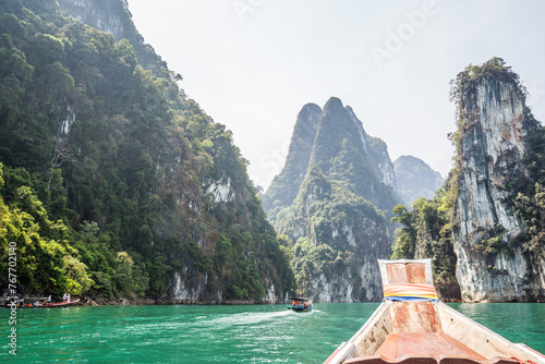 Fototapeta Naklejka Na Ścianę i Meble -  rajski widok na jeziorze w tajlandii