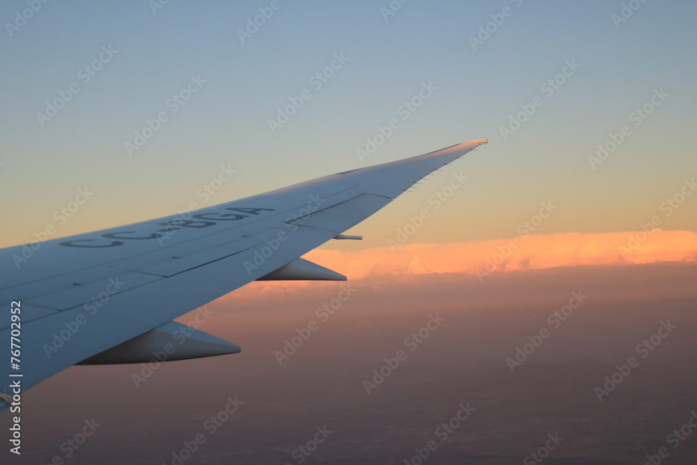 Fototapeta premium 夕暮れと飛行機