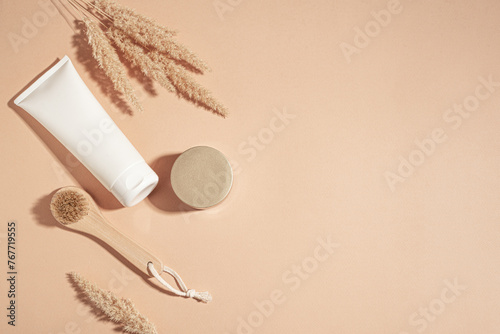 Cosmetic cream with dry reeds or pampas grass