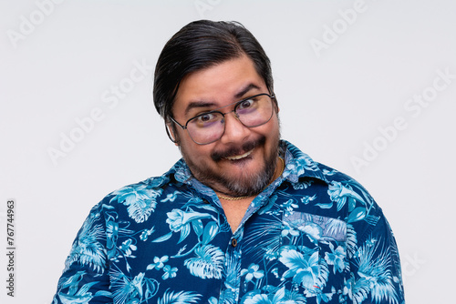 Bilde på lerret A man in a bright Hawaiian shirt portrays an embarrassed, nerdy persona, giving