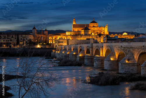 Cordoba, Andalusien, Spanien, Roemische Bruecke mit der Mezquita Kathedrale im Hintergrund und dem Fluß Rio Guadalquivir 