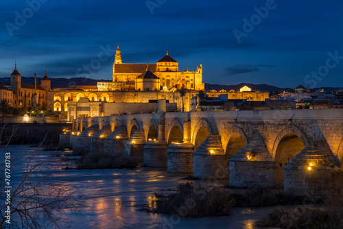 Cordoba  Andalusien  Spanien  Roemische Bruecke mit der Mezquita Kathedrale im Hintergrund und dem Flu   Rio Guadalquivir 