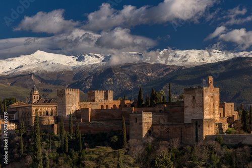 Granada, Andalusien, Spanien, Alhambra, mit schneebedeckten Bergen, Sierra Nevada < english> Granada, Andalusia, Spain, Alhambra, with snow-capped mountains, Sierra Nevada
