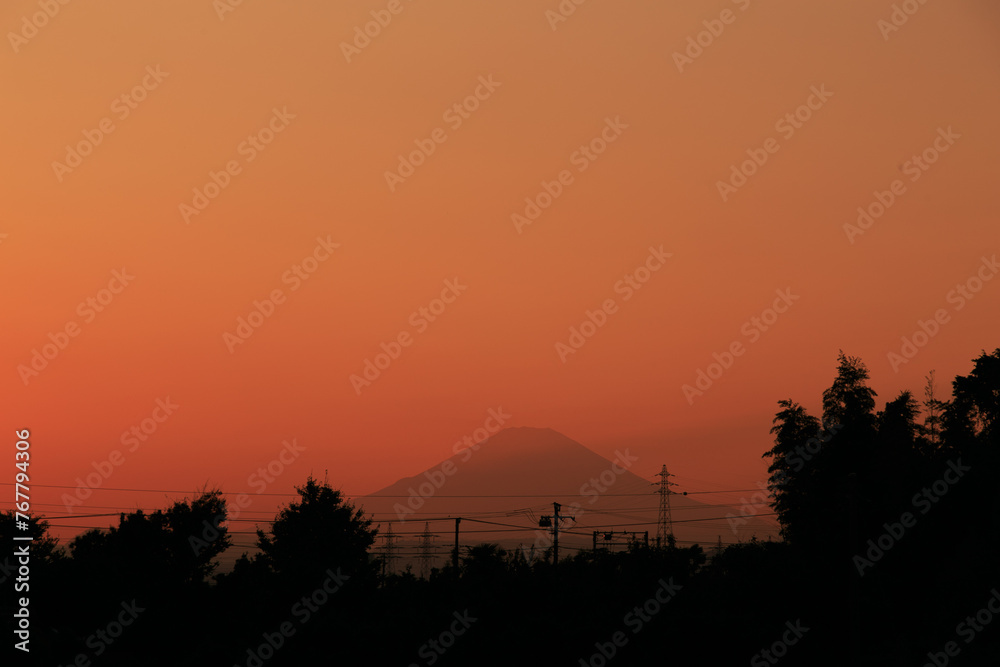富士山の見える郊外の夕景