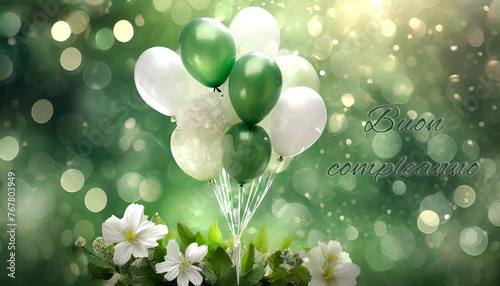 biglietto o striscione per augurare buon compleanno in verde con un mazzo di palloncini bianchi e verdi e sotto fiori bianchi su sfondo verde con cerchi con effetto bokeh