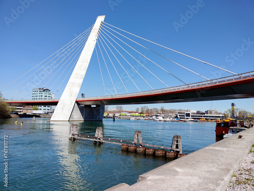 Ponte sospeso nella città di Venezia photo