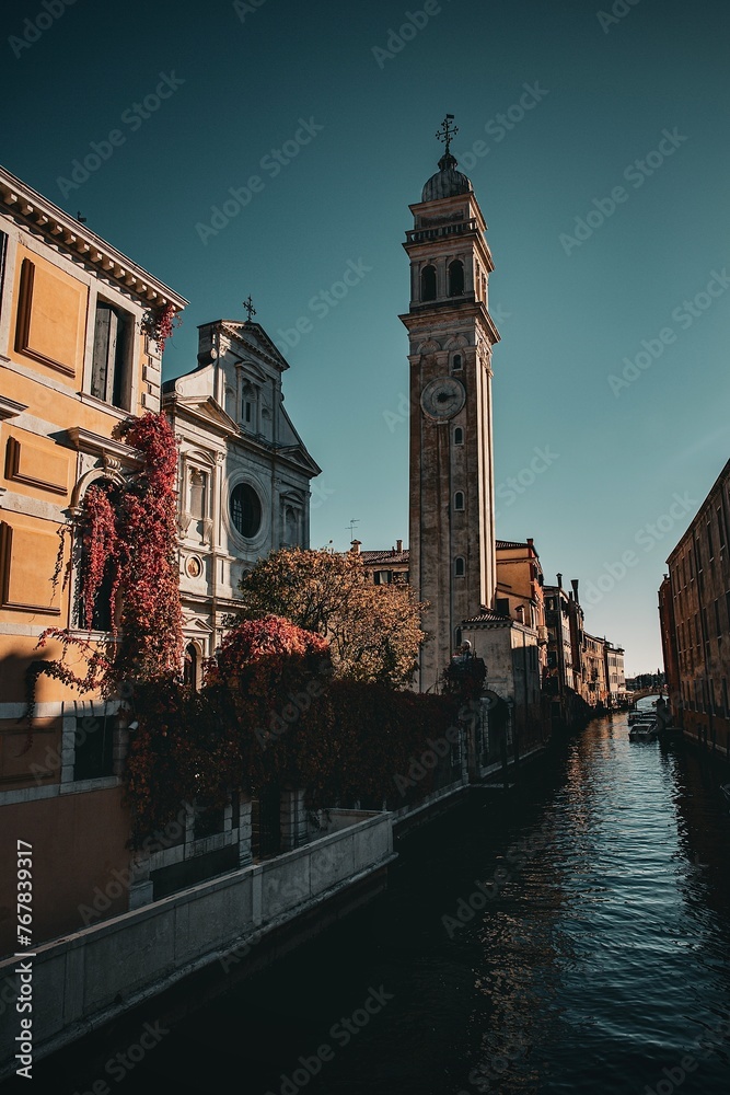 Kleine orthodoxe Kirche an einem Kanal in Venedig (San Giorgio dei Greci)