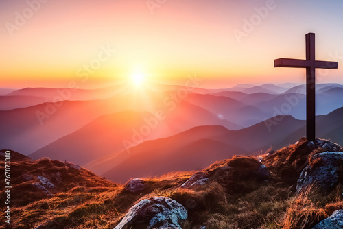 Aussicht mit Sonnenuntergang auf einem Berg mit Kreuz