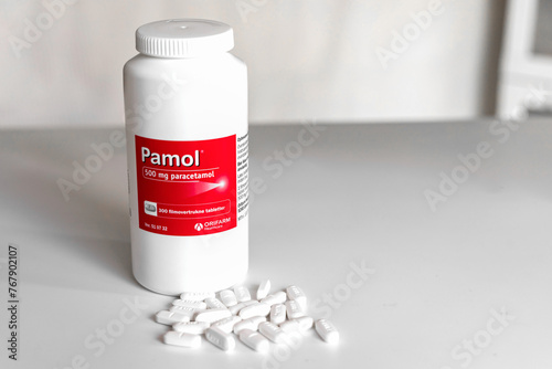 Canvas Print Large package of paracetamol tablets