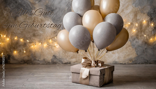 Karte oder Banner, um alles Gute zum Geburtstag in Braun zu wünschen, dargestellt durch ein Geschenk und graue und beige Luftballons auf einem grauen und beigen Hintergrund mit Aquarelleffekt photo