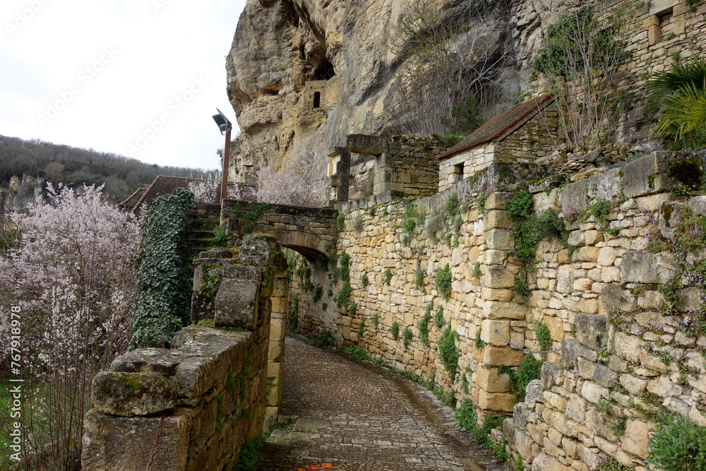 Ruelle et maisons à flanc de falaise - La Roque Gageac