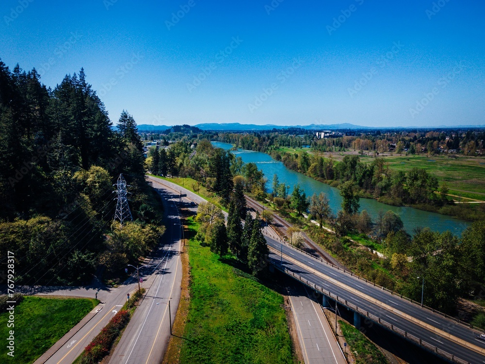 Obraz premium Aerial view of a freeway bridge crossing over a river in Eugene