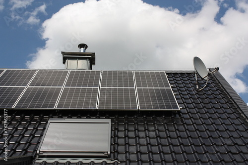 Photovoltaikanlage auf einem Dach in Lippetal Büninghausen mit blauem Himmel und Wolken.