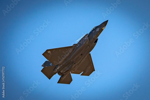 Εκτύπωση καμβά a military plane in the sky is flying high up in the sky