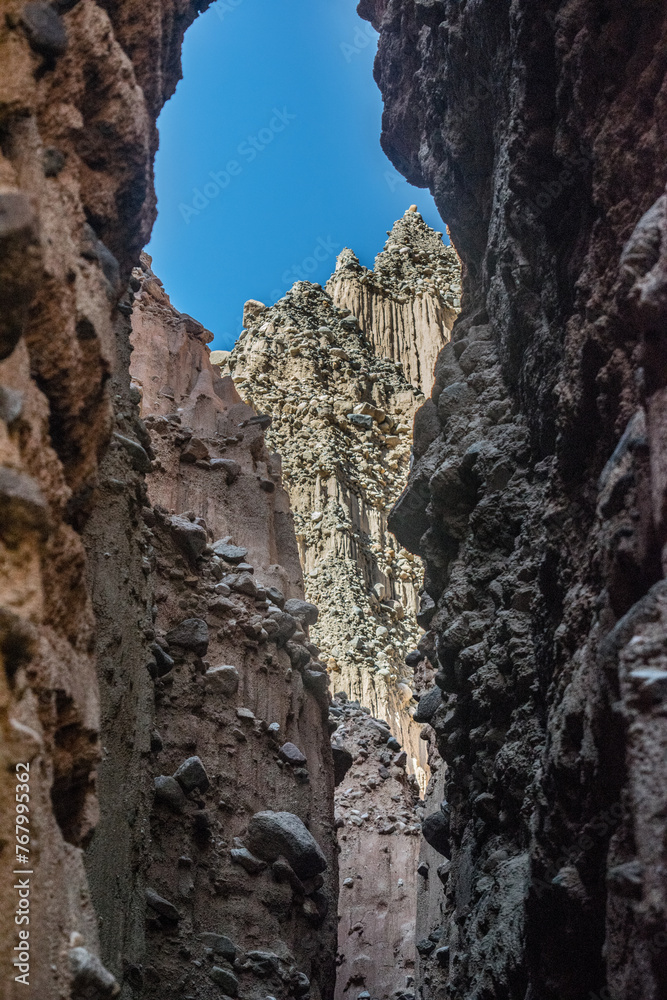 Caverna con muchas rocas