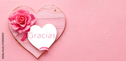 Tarjeta de felicitación rosa de corazones con texto en español-:"Gracias".