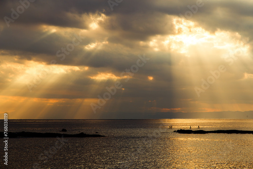 江ノ島の海の夕焼け、天使のはしご