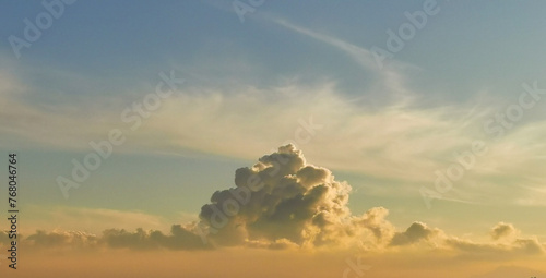 Nuvola atomica esplode di luce al tramonto sopra i monti e le valli photo
