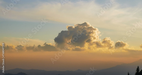 Nuvola atomica esplode di luce al tramonto sopra i monti e le valli photo