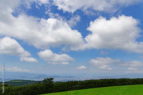 十国峠から眺める爽やかな青空と白い雲