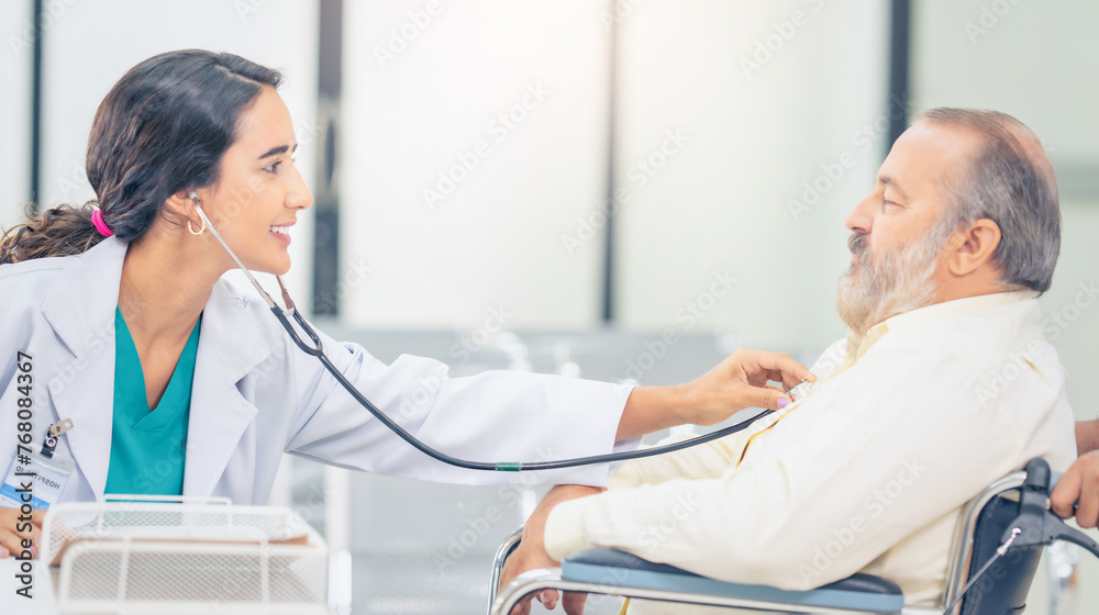 Obraz premium Professional Medical Doctor diagnosing and giving advice to the elderly patient at hospital.